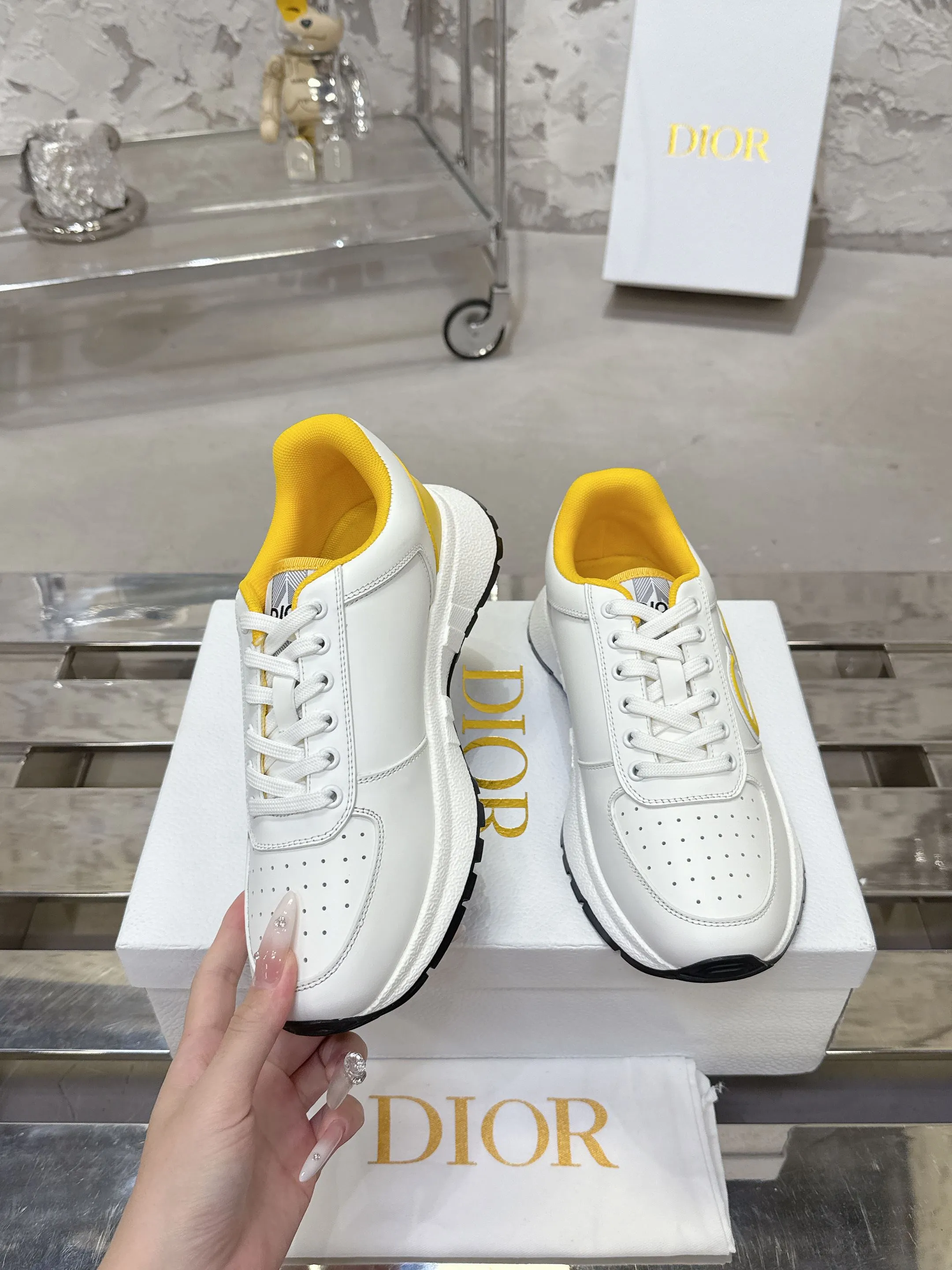 Factory price 680💰 Top version! ! ! Dior Dior's latest Run'n'Dior series, couple's thick-soled casual sneakers, originally purchased, developed and manufactured. This Run'n'Dior reinterprets sports style with an elegant and fashionable shape. The upper is crafted from white mesh fabric and features the Christian Dior Paris signature on the laces and heel. The exquisite two-color sole is light and soft, which can add a high-end temperament to all kinds of casual looks. Exquisite packaging at the delivery counter 🛍📦 ▪️Fabric: Original customized imported first-layer cowhide ▪️Inner lining: Imported original lining ▪️Sole: Original molded non-slip TPU material ▪️Size: Women's 35-41 / Men's 39-46 (Female 40 41 / Men's 38.45.46 customized)